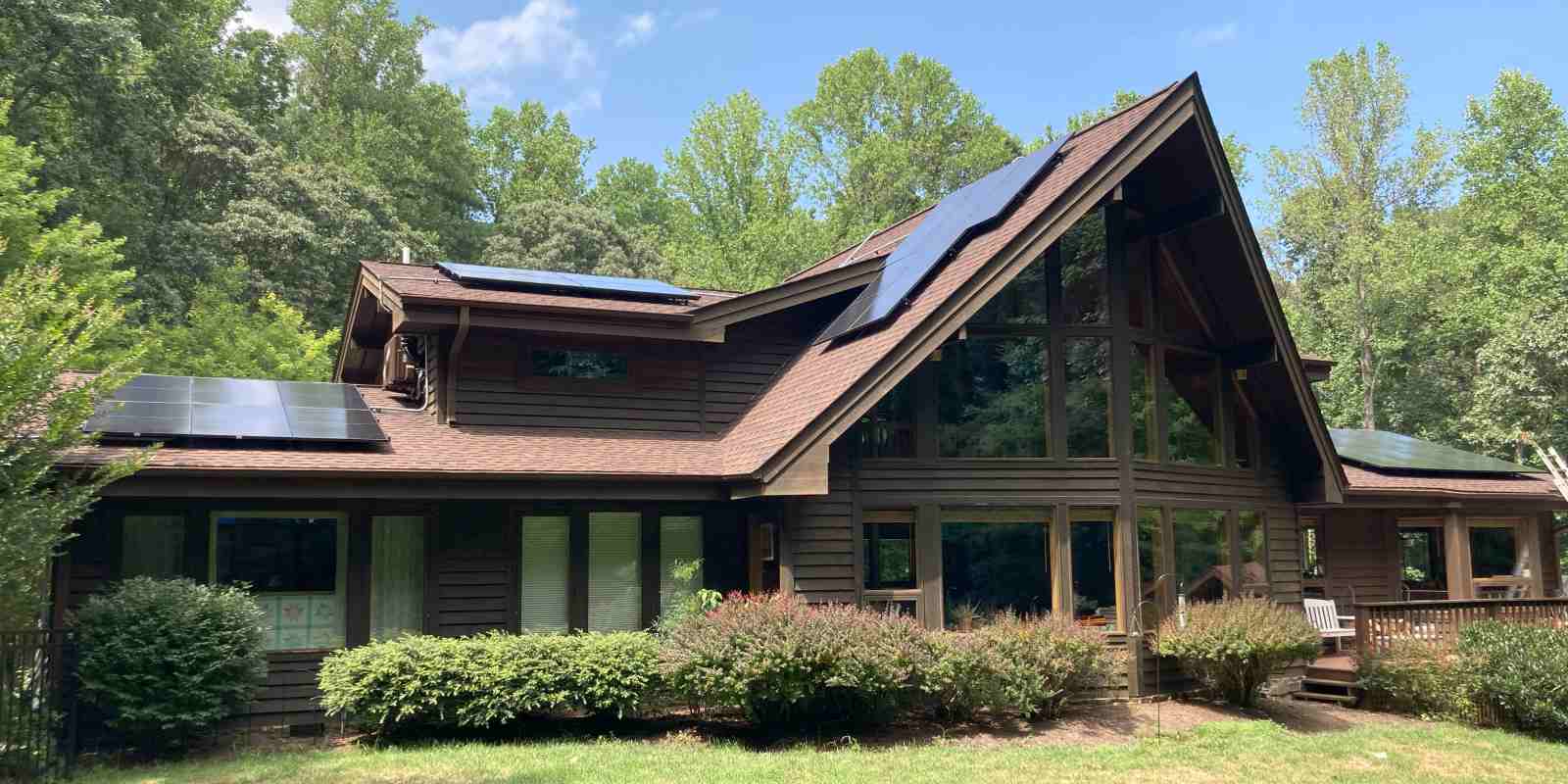 Northern VA home with solar panels with battery