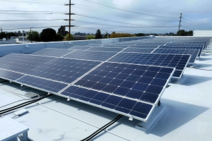 Solar Panels on Commercial Building Rooftop for Energy Cost Saving